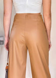 Pantalón recto tipo cuero color café, camel para mujer - Flashy