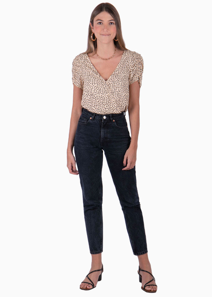 Blusa manga corta con estampado de puntos y escote cruzado color beige para mujer - Flashy