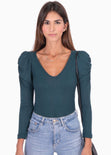 Blusa manga larga, escote en v y recogido en hombros para mujer - Flashy