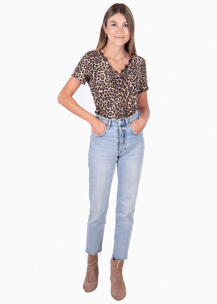Camiseta con encaje en escote y estampado de animal print para mujer - Flashy