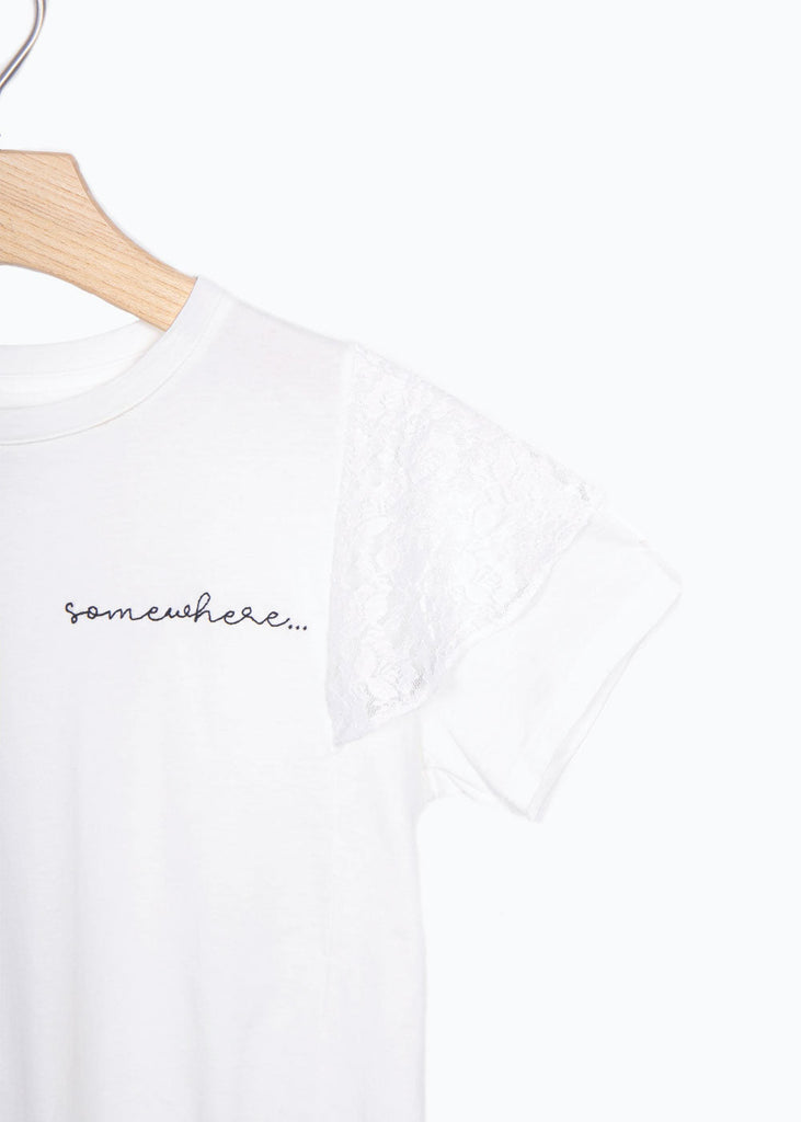 Camiseta estampada con encaje en mangas y bordado "Somewhere" para mujer - Flashy