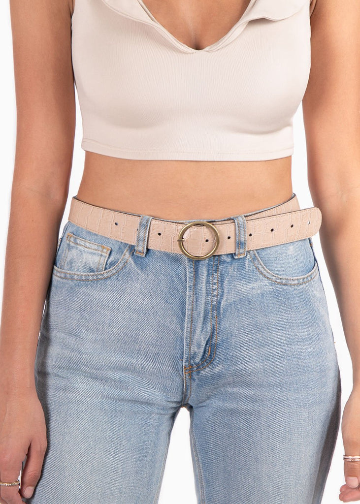 Cinturón con textura de piel y hebilla redonda para mujer - Flashy