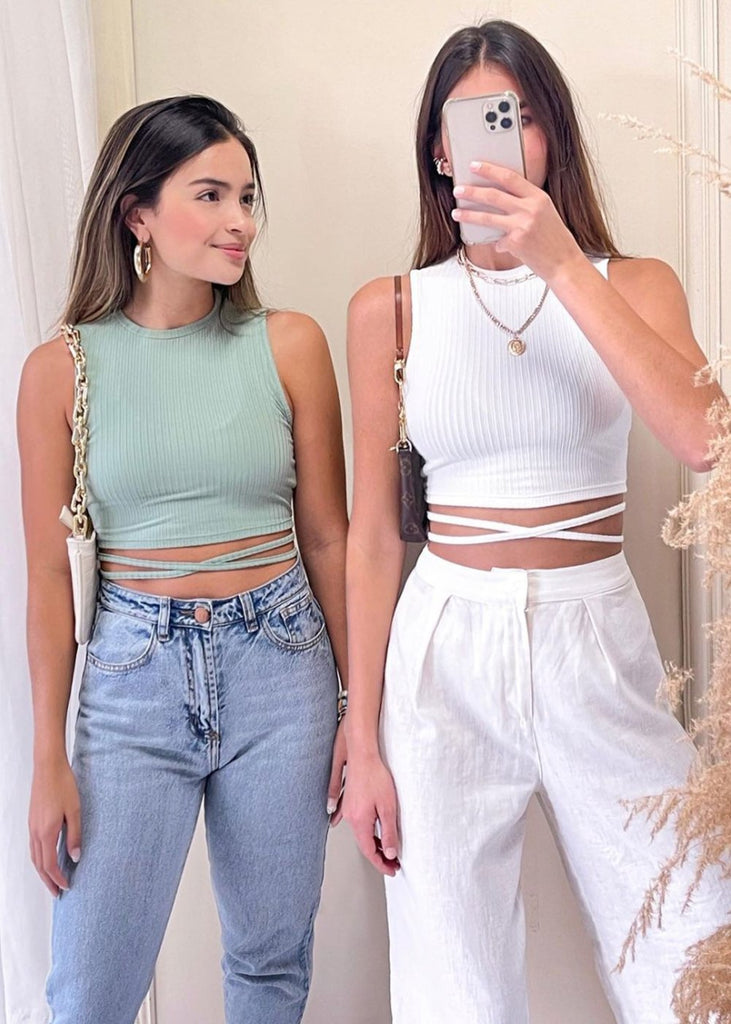 Crop top con cuello alto y anudados color blanco para mujer - Flashy