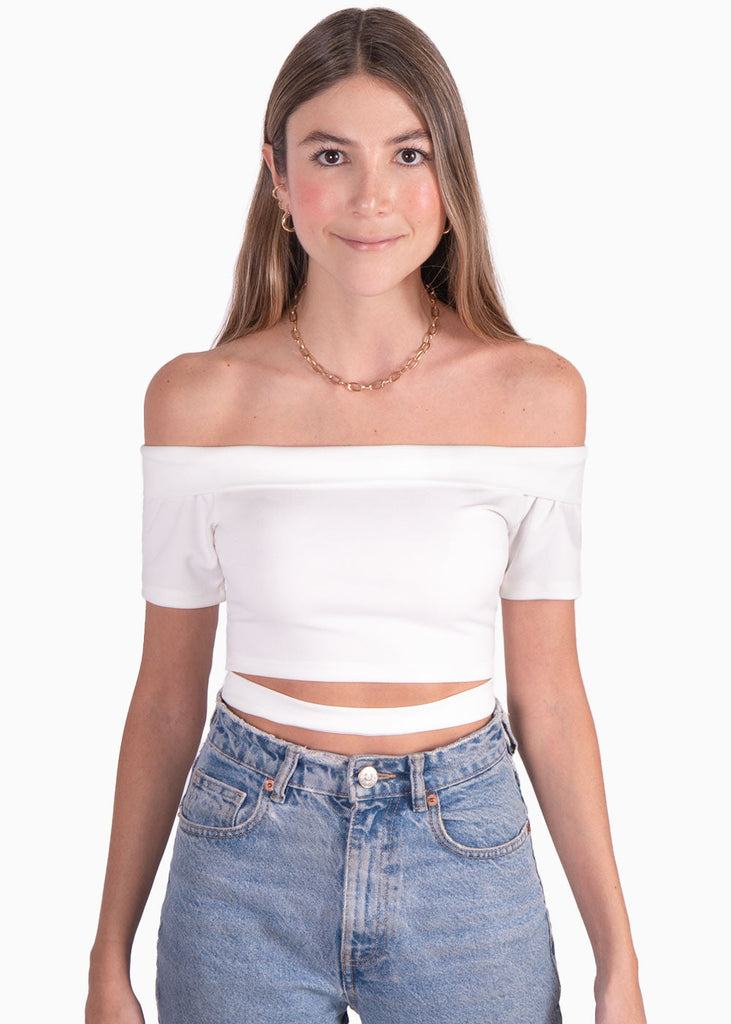 Crop top con escote off shoulder y abdomen cruzado color blanco para mujer - Flashy
