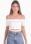 Crop top con escote off shoulder y abdomen cruzado color blanco para mujer - Flashy
