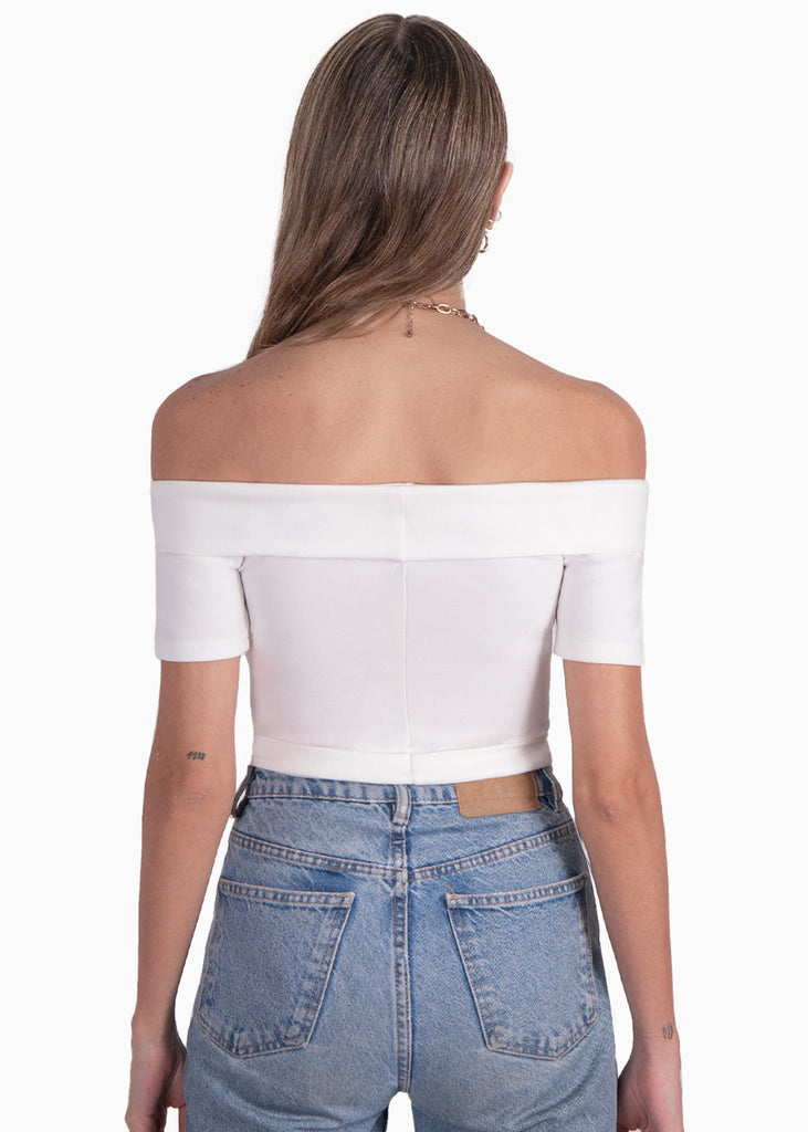Crop top con escote off shoulder y abdomen cruzado color blanco para mujer - Flashy