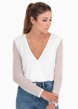 Blusa cruzada con detalle de malla en mangas para mujer flashy