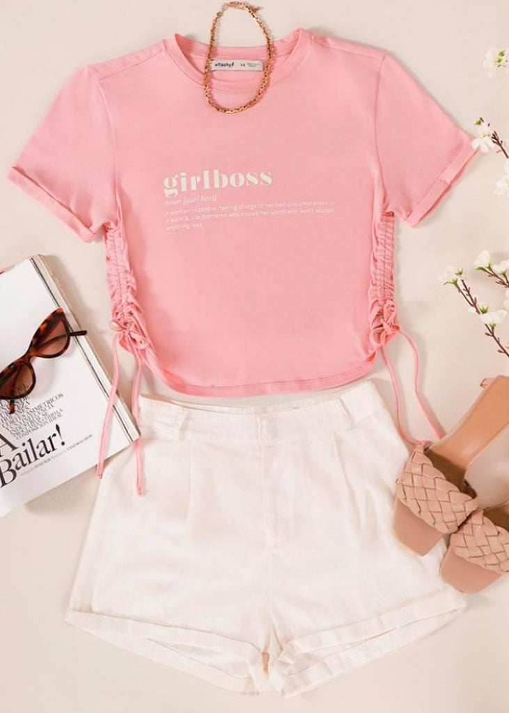 Camiseta corta con recogidos en costados y estampado "Girlboss" color rosado para mujer - Flashy