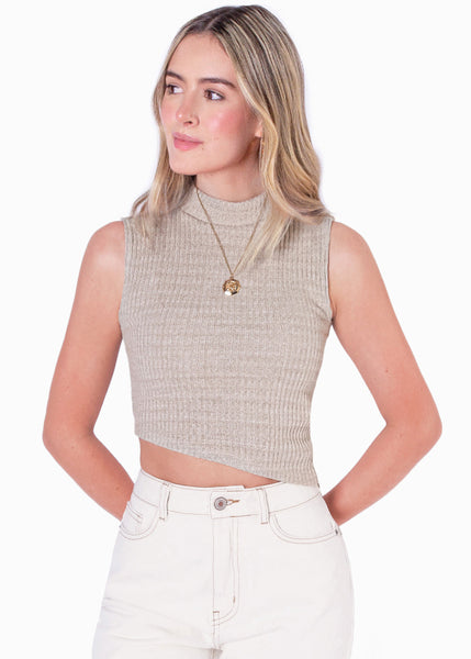 Blusa con cuello alto, sin mangas y ruedo asimétrico color beige para mujer - Flashy