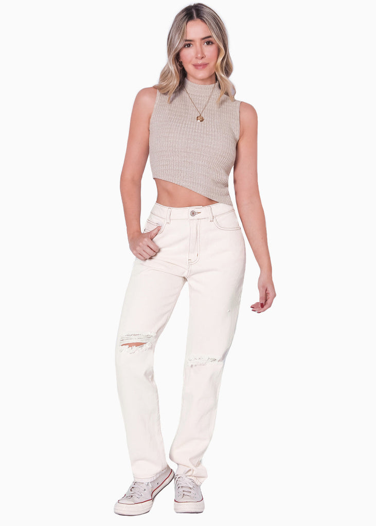 Blusa con cuello alto, sin mangas y ruedo asimétrico color beige para mujer - Flashy