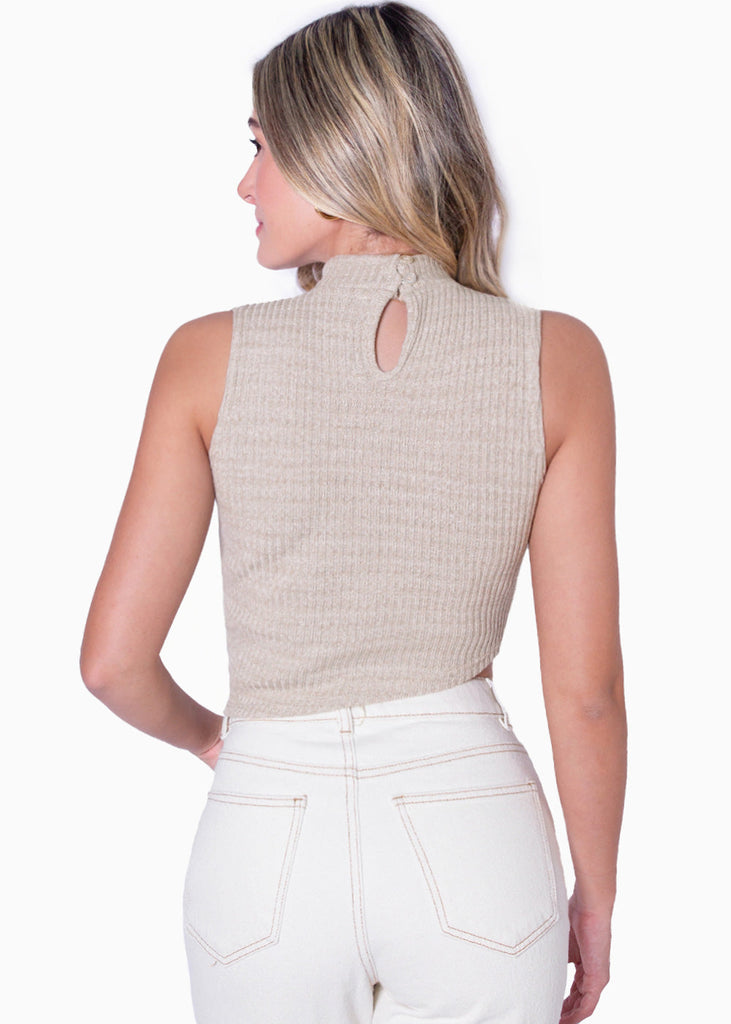 Blusa con cuello alto, sin mangas y ruedo asimétrico color beige para mujer - Flashy