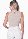 Blusa con cuello alto, sin mangas y ruedo asimétrico color beige para mujer - Flashy