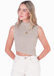 Blusa con cuello alto, sin mangas y ruedo asimétrico color beige para mujer - Flashy