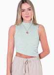 Blusa con cuello alto, sin mangas y ruedo asimétrico color verde para mujer - Flashy