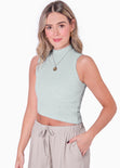 Blusa con cuello alto, sin mangas y ruedo asimétrico color verde para mujer - Flashy