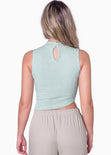 Blusa con cuello alto, sin mangas y ruedo asimétrico color verde para mujer - Flashy