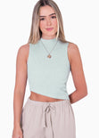 Blusa con cuello alto, sin mangas y ruedo asimétrico color verde para mujer - Flashy