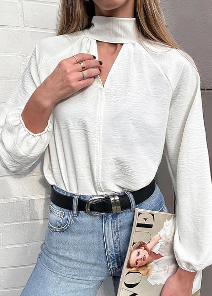 Blusa con cuello alto y mangas largas con volumen color blanco, marfil para mujer - Flashy