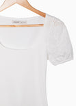 Blusa con escote cuadrado y mangas de ojalillo color blanco para mujer - Flashy