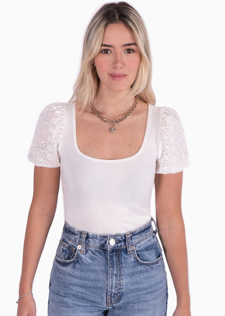 Blusa con escote cuadrado y mangas de ojalillo color blanco para mujer - Flashy
