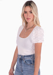 Blusa con escote cuadrado y mangas de ojalillo color blanco para mujer - Flashy