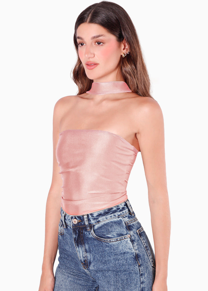 Blusa con leve recogido en costados y cuello tipo gargantilla color rosado para mujer - Flashy