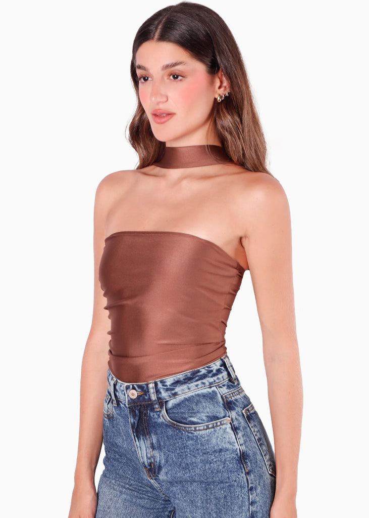 Blusa con leve recogido en costados y cuello tipo gargantilla color café para mujer - Flashy