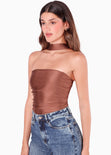 Blusa con leve recogido en costados y cuello tipo gargantilla color café para mujer - Flashy