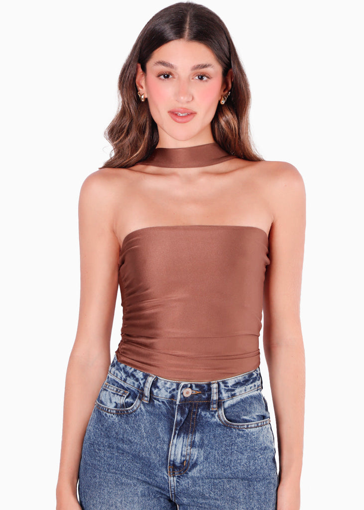 Blusa con leve recogido en costados y cuello tipo gargantilla color café para mujer - Flashy