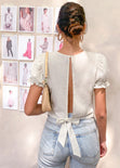 Blusa corta con mangas abullonadas y espalda descubierta con anudado color blanco, marfil para mujer - Flashy