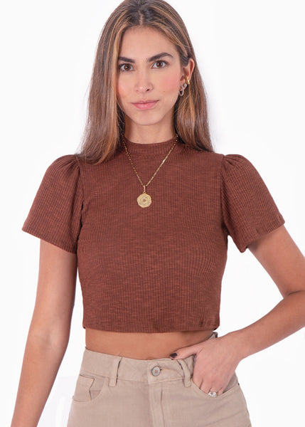 Blusa corta cuello alto, manga corta con recogido en hombros color café para mujer - Flashy