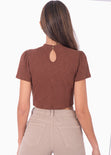 Blusa corta cuello alto, manga corta con recogido en hombros color café para mujer - Flashy