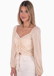 Blusa corta manga larga con recogido en escote color beige para mujer - Flashy