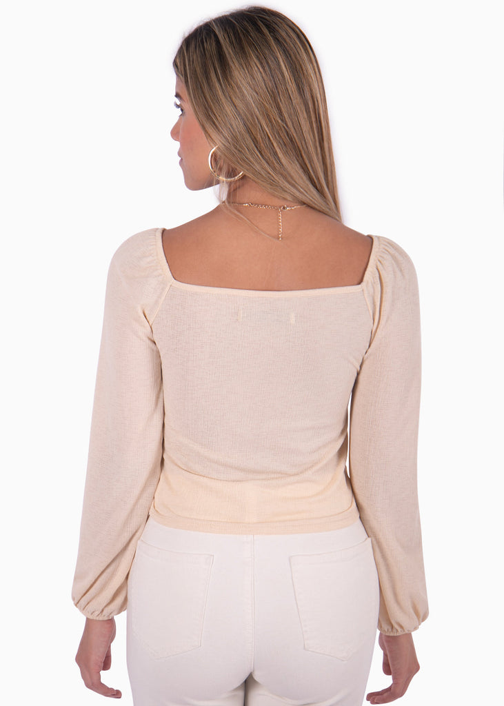 Blusa corta manga larga con recogido en escote color beige para mujer - Flashy