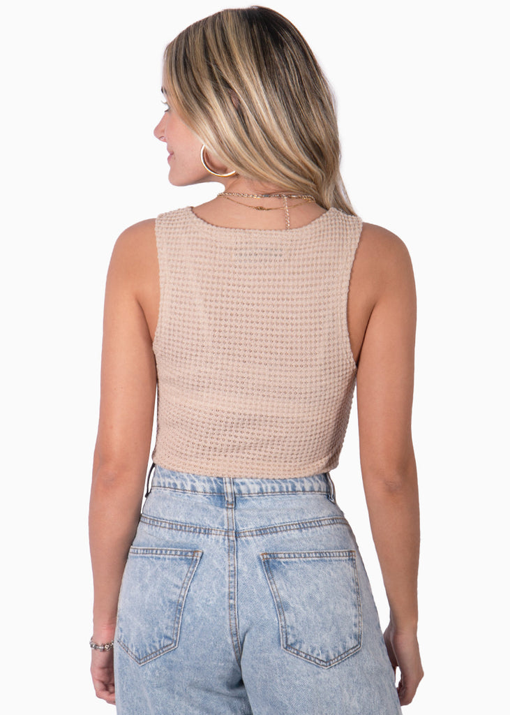 Blusa corta tejida sin mangas color beige, camel para mujer - Flashy