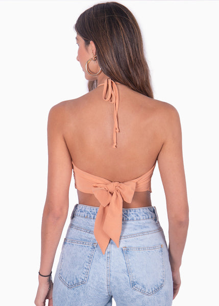 Blusa corta tipo pañoleta cuello halter con espalda descubierta color camel, café para mujer - Flashy