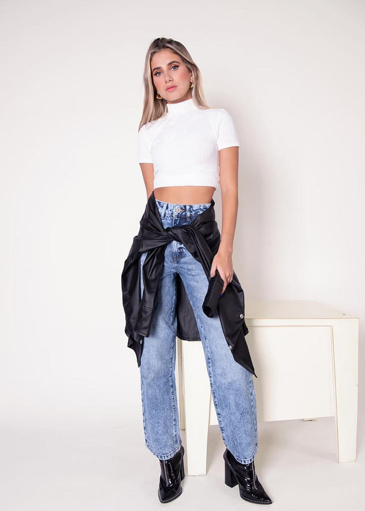 Blusa crop manga corta con cuello alto color marfil, blanco para mujer - Flashy