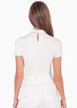 Blusa crop manga corta con cuello alto color marfil, blanco para mujer - Flashy