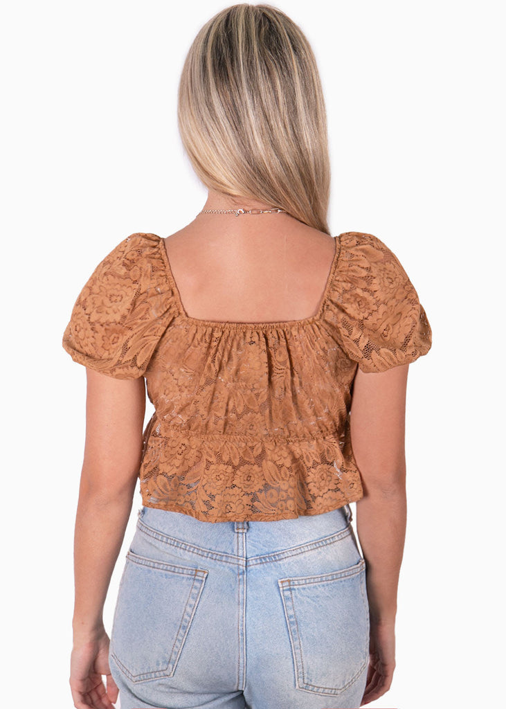 Blusa corta de encaje con mangas embombadas color café, camel para mujer - Flashy