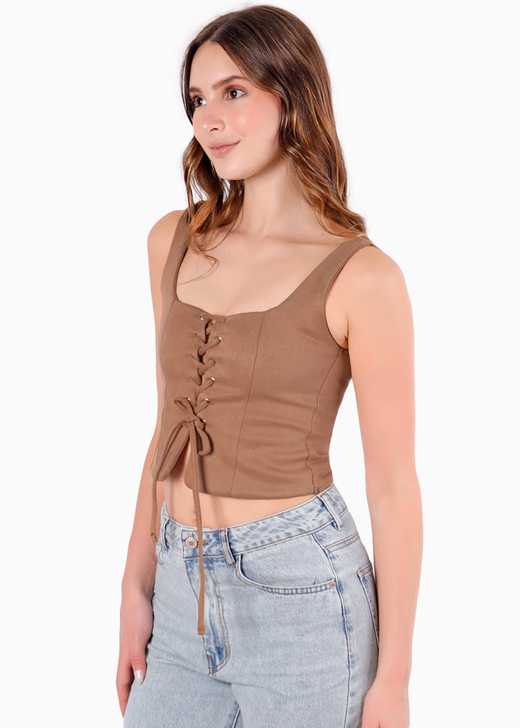 Blusa de tiras con ojaletes y tipo gamuza - KARENINA.CAMEL