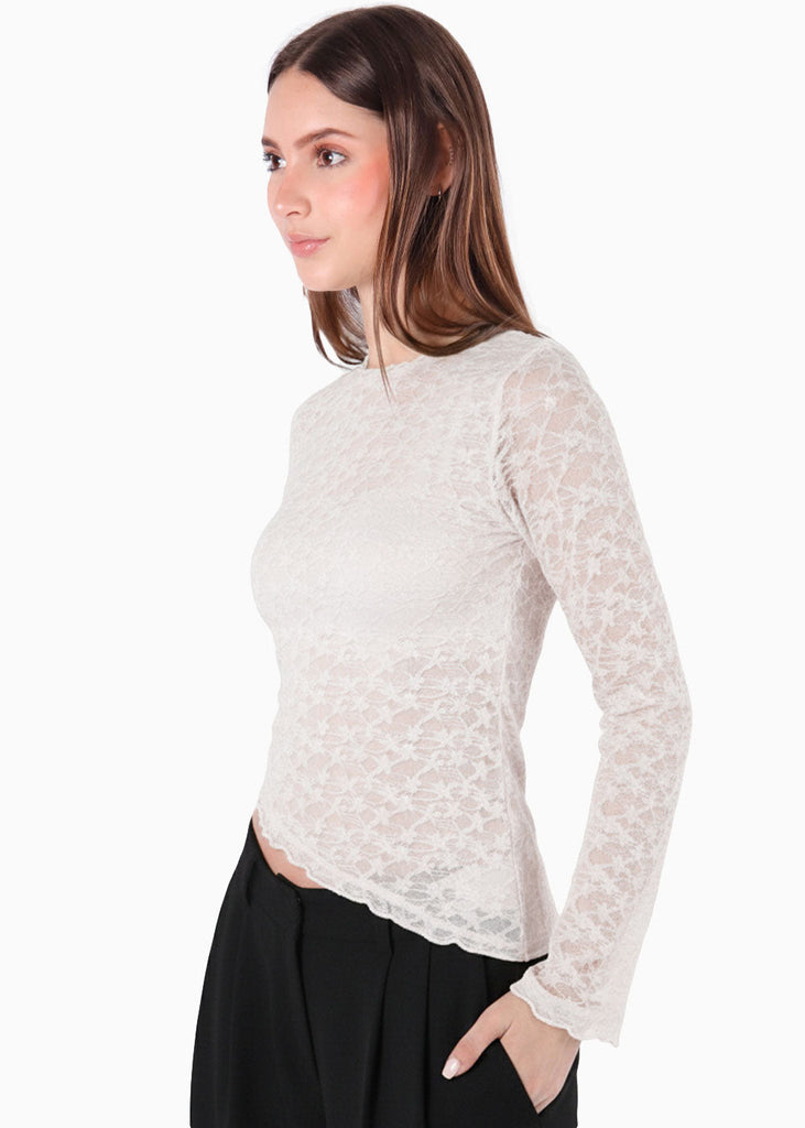 Blusa en encaje con manga campana y ruedo asimétrico - SEGOVIA.MARFIL