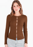 Blusa en rib con vivo en contraste en escote - CINNIA.CAFE