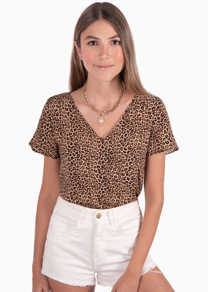 Blusa manga corta con estampado de animal print y escote cruzado color café para mujer - Flashy