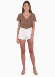 Blusa manga corta con estampado de animal print y escote cruzado color café para mujer - Flashy