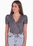 Blusa manga corta con recogido y escote en v color gris para mujer - Flashy