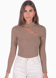 Blusa manga larga con corte diagonal en escote color beige, café para mujer - Flashy