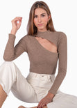 Blusa manga larga con corte diagonal en escote color beige, café para mujer - Flashy