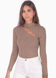 Blusa manga larga con corte diagonal en escote color beige, café para mujer - Flashy