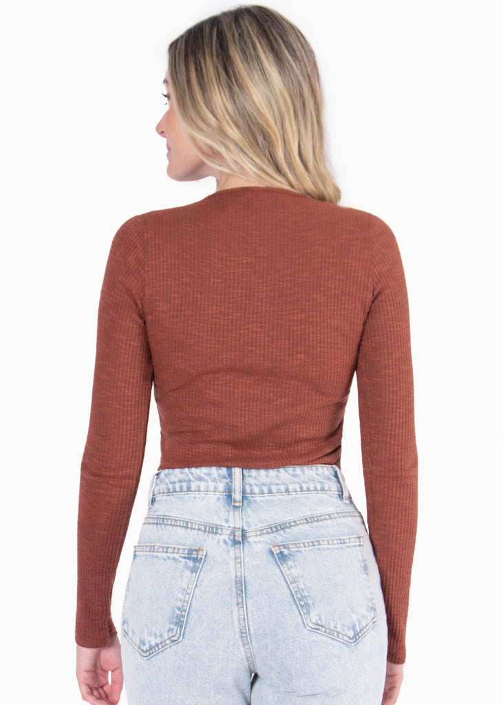 Blusa manga larga con cut out en el escote color café para mujer - Flashy