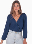 Blusa manga larga con escote cruzado y perlas color azul para mujer - Flashy